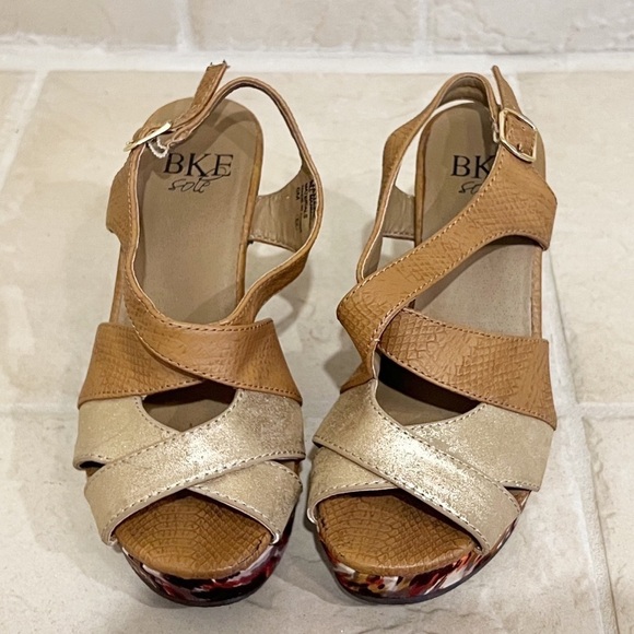 BKE Buckle Manarola faux leather lightweight platform wedge sandals size 6 - Picture 2 of 11